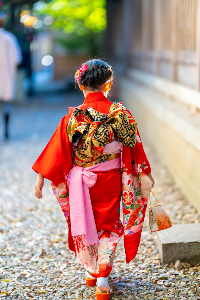 七五三の女の子の後ろ姿